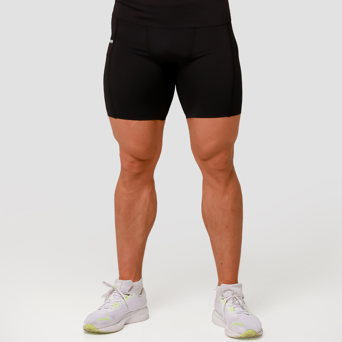 Shorts de compression mi-montants, couleur noire - GymBeam.