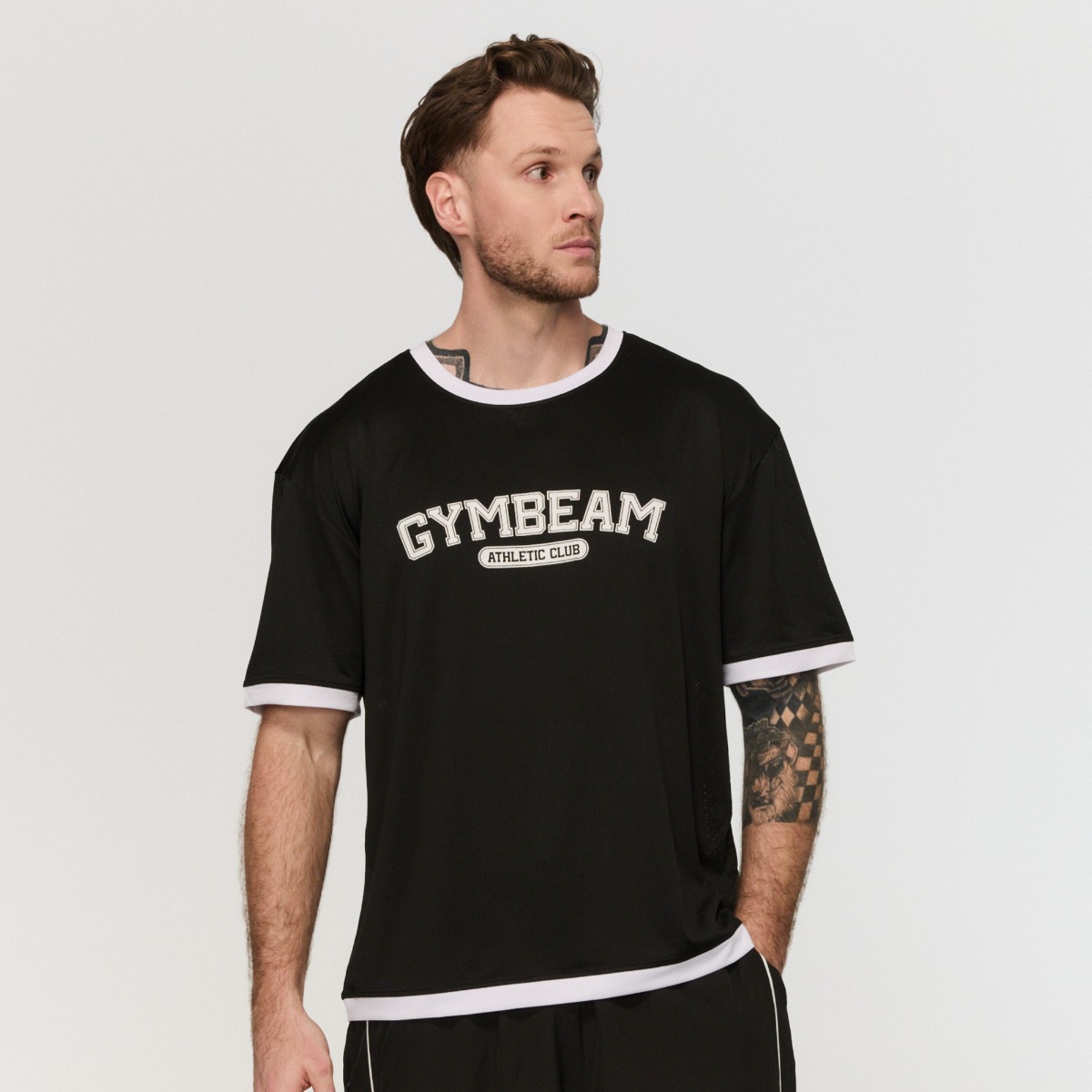 T-shirt ample style varsity, couleur noire - GymBeam.