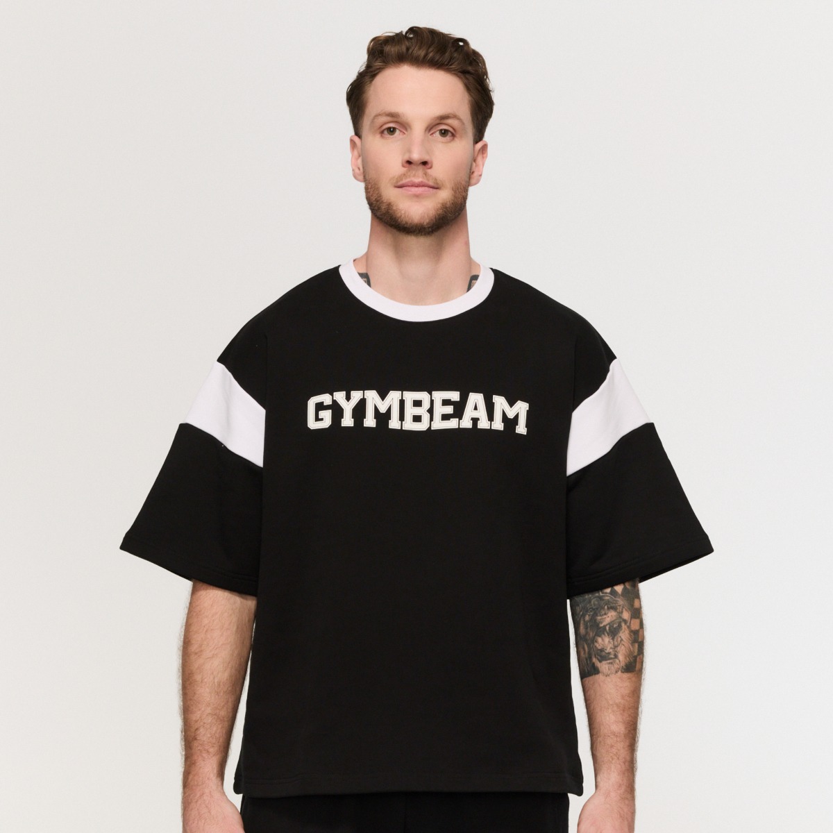 T-shirt de sport noir, modèle "varsity" de qualité supérieure - GymBeam.