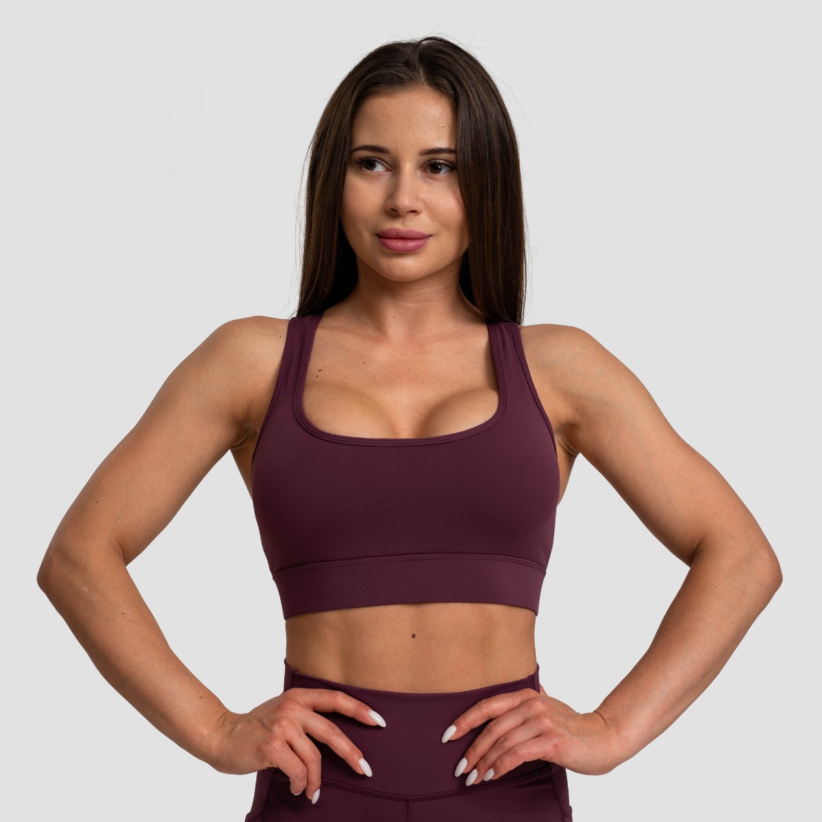 Brassière de sport à panneaux en mesh, couleur aubergine - GymBeam.