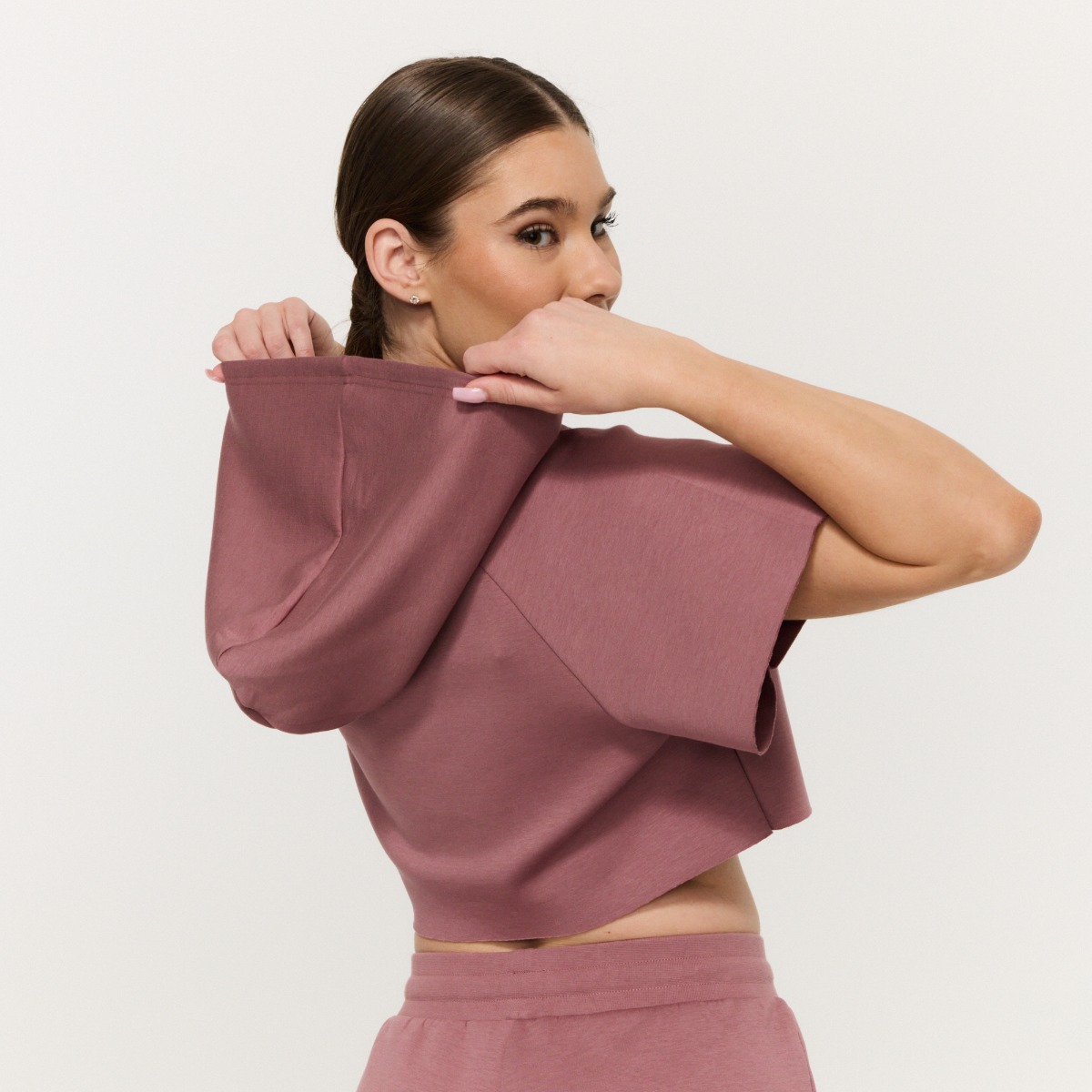 Sweat à capuche court pour femmes, modèle Relay, couleur Haze - GymBeam.