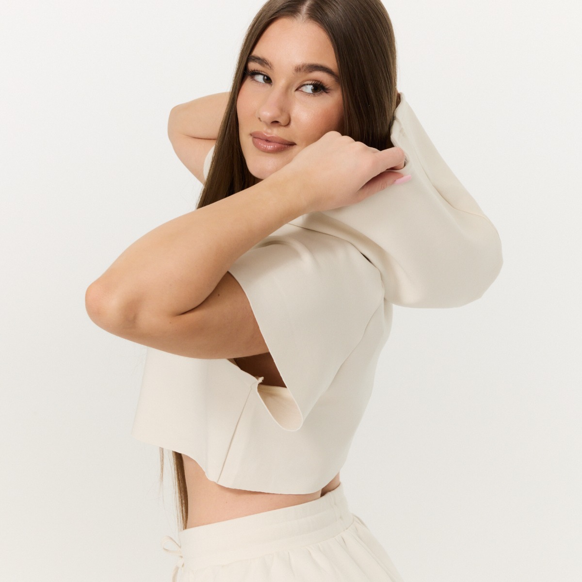 Sweat à capuche court pour femmes, modèle Relay, couleur nacrée - GymBeam.