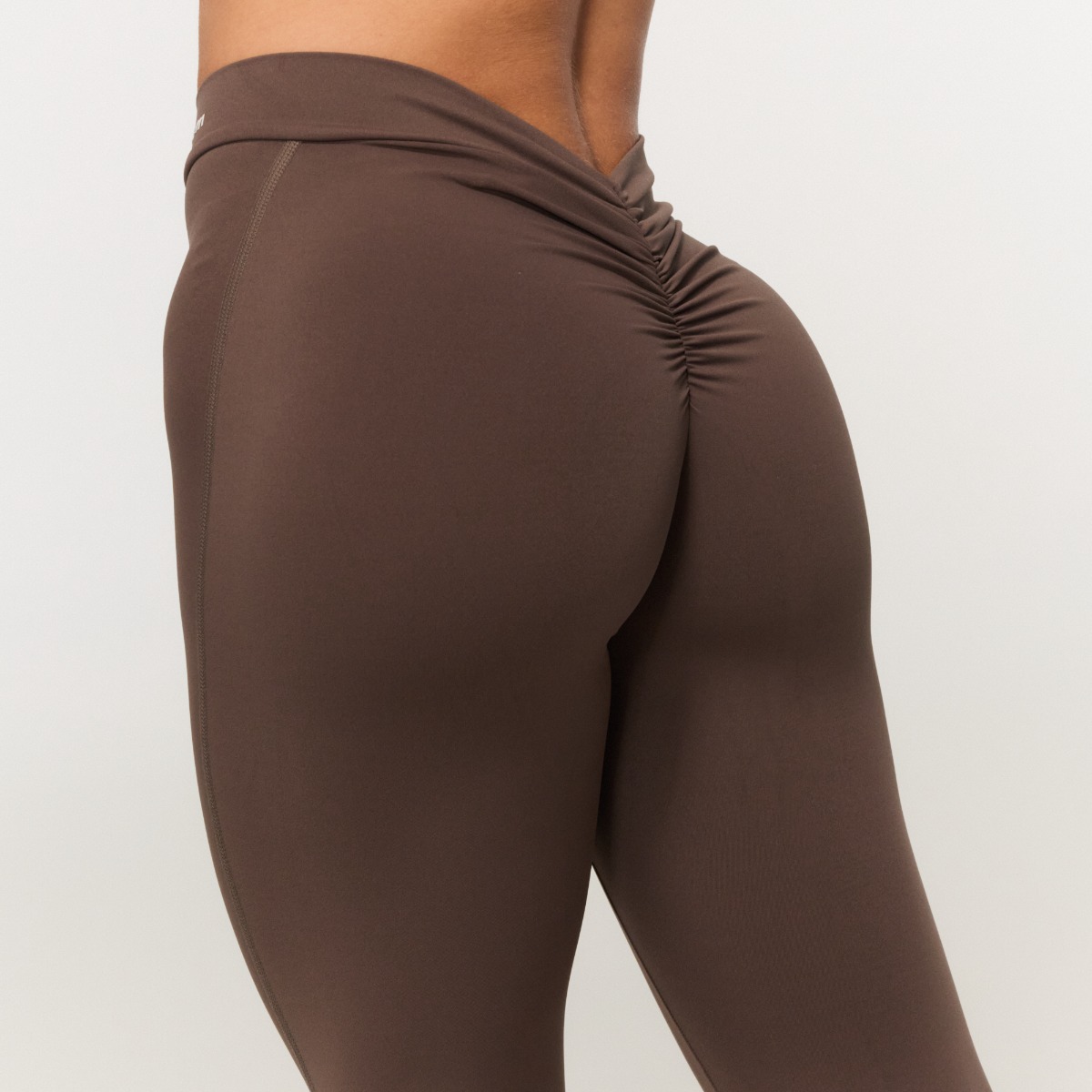 Pantalon de sport Femme, modèle Fierce V-Back, couleur Cappuccino - GymBeam.