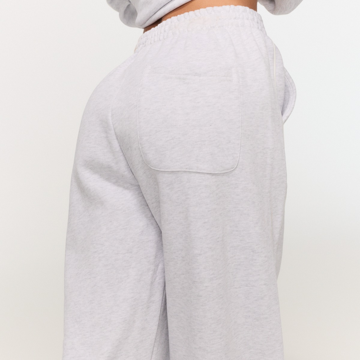 Pantalon de jogging style universitaire pour femmes, couleur gris - GymBeam.