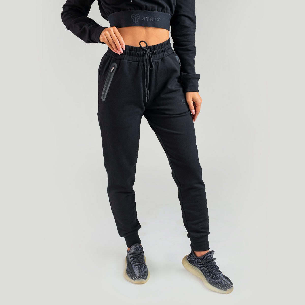 Pantalon de jogging essentiel pour femmes, couleur noire - STRIX.