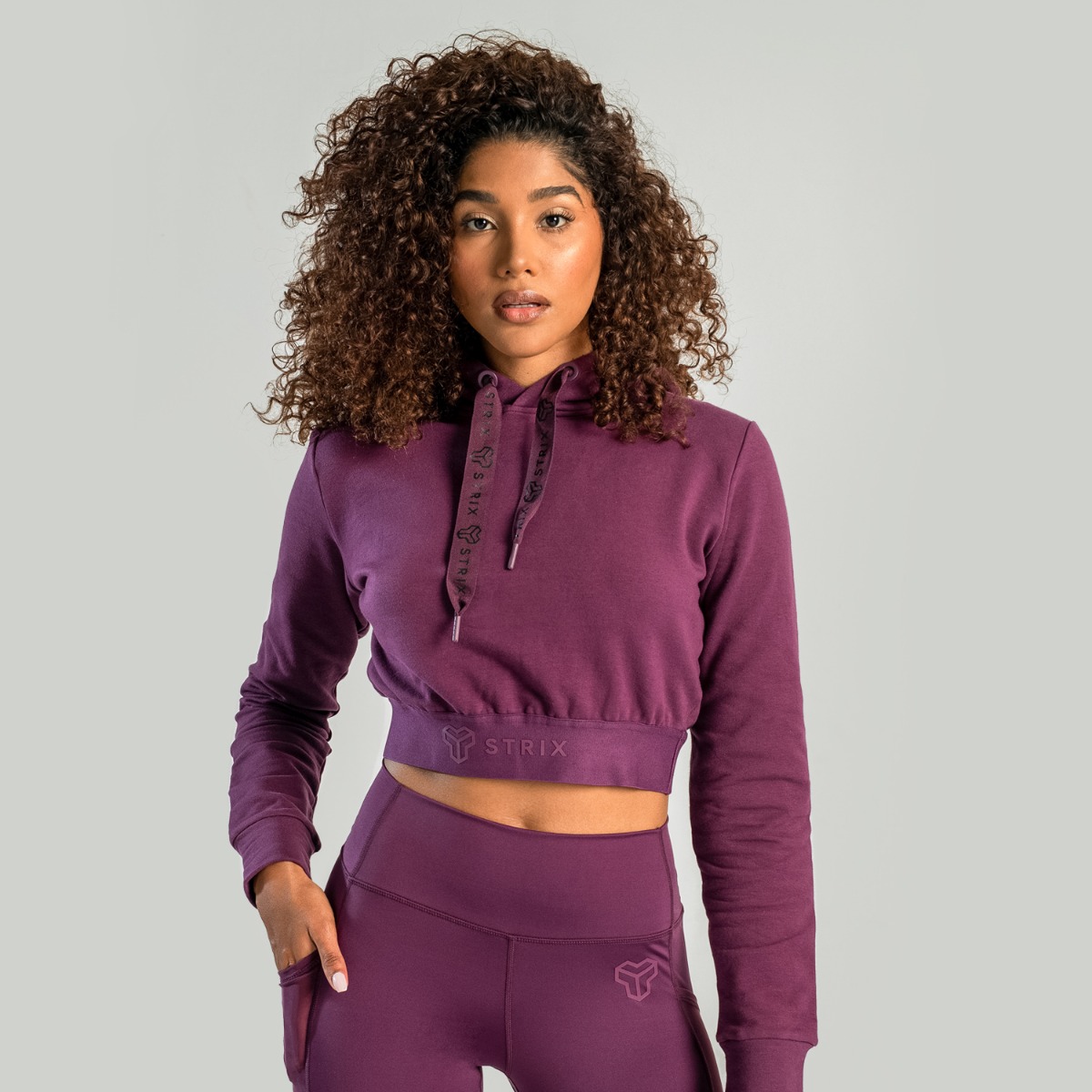 Sweat à capuche court pour femmes, couleur prune - STRIX.